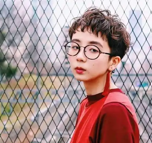 小脸发际线高,这款凌乱感十足的超短发也可以考虑.