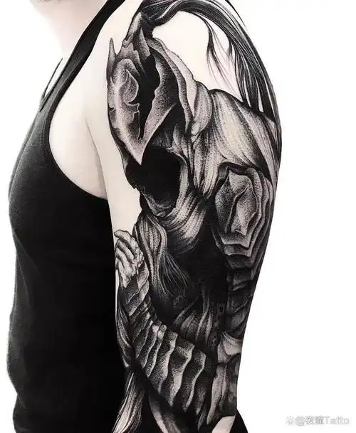 暗黑系纹身,不属于传统的纹身风格.也是逐步由哥特风演变而来的.