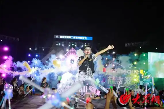 滨州莲华学园"像花儿一样"第二届草坪音乐节嗨爆校园_滨州新闻_滨州