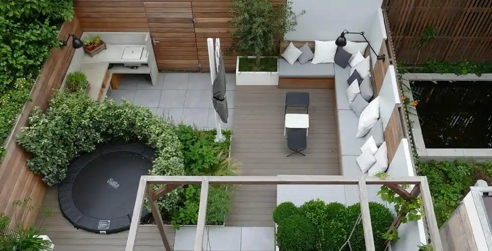 花园,面积不大,但有很多区域,包括休息区,走廊区,小游泳池和室外厨房