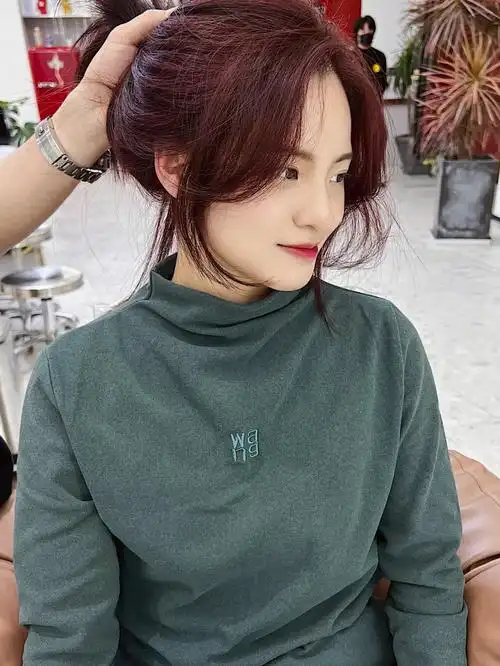 分享给你们不会出错的发型韩式八字刘海简直不要太好看啦,扎起来也不