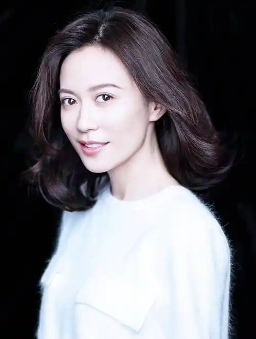 50岁俞飞鸿罕曝近况,皮肤紧致简直毫无瑕疵,出道42年鲜少传绯闻_女神