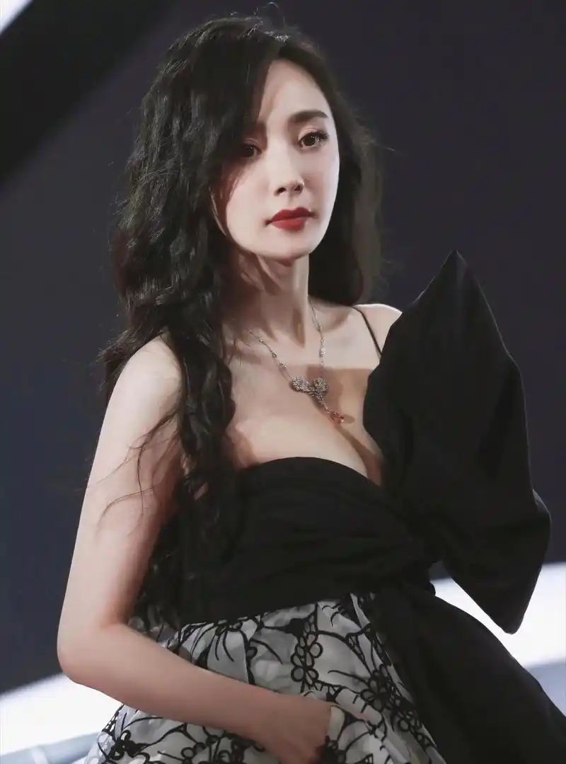 杨幂:35岁身材火辣,还能顶得住?