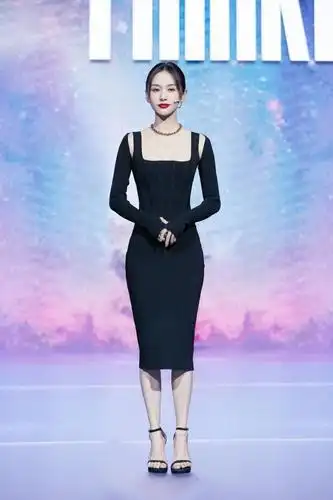 宋轶的身材被严重低估穿针织裙走机场又瘦又有曲线谁见谁眼馋