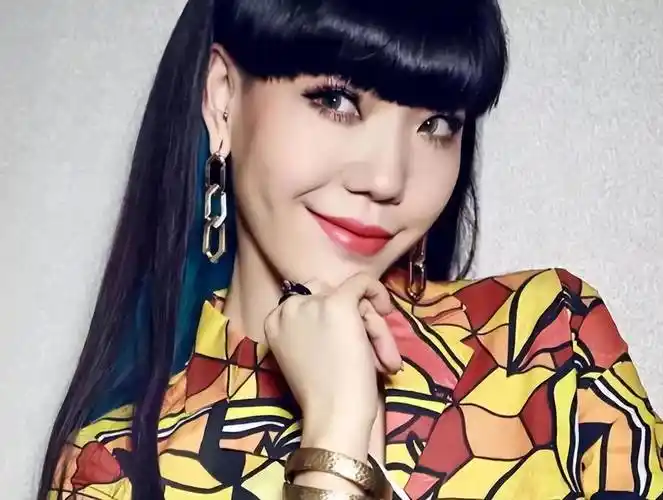 有种"整容"叫吴莫愁卸妆,看完素颜照,网友:判若两人,太仙了_长相_女孩