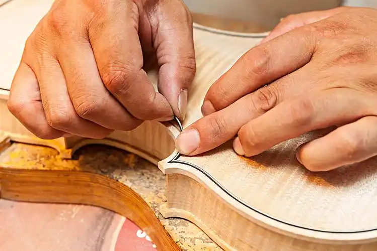 匠人制作小提琴