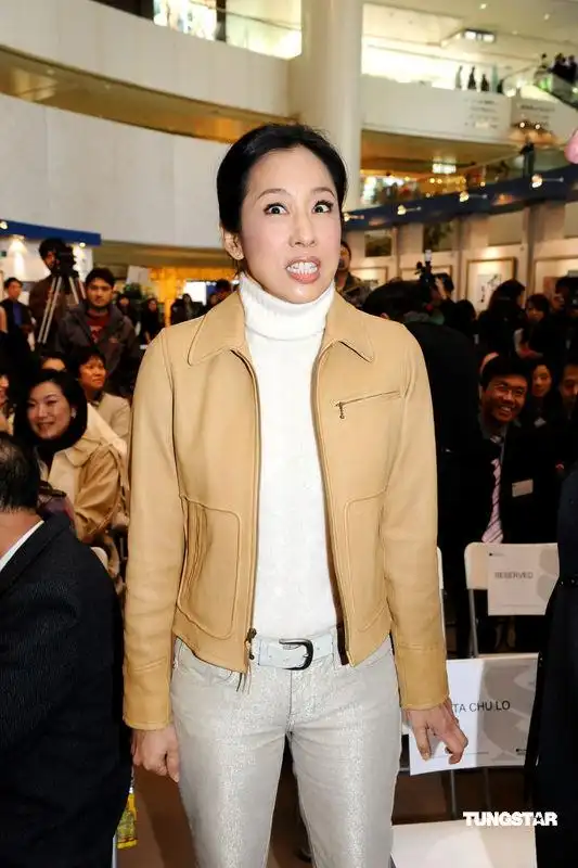 幻灯图:朱玲玲开摄影展 没听说儿子要与郭晶晶结婚_高清图集_新浪网