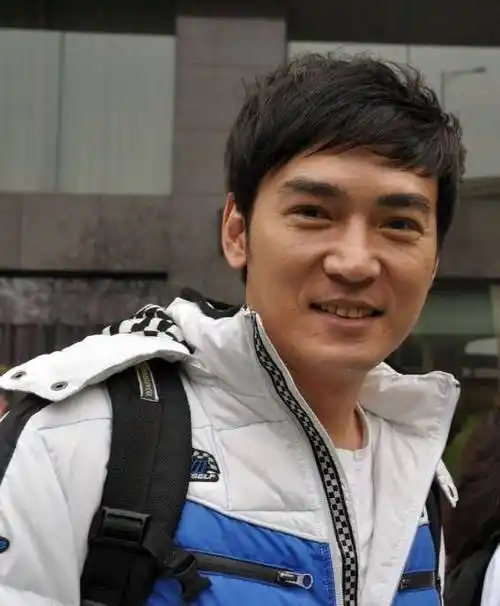 53岁焦恩俊与女儿合影像情侣,吃保鲜剂了?_焦曼婷_生活_时候