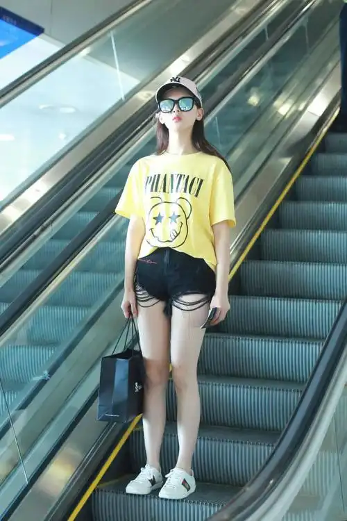 杨超越神颜路透照曝光古装与羽绒服的结合颜值抗打能力很强