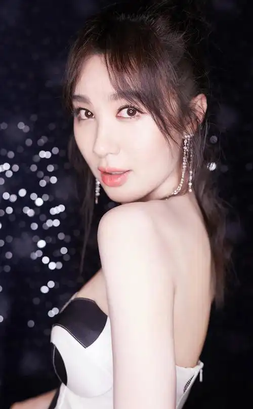 李菲儿亮相某活动秀锁骨白色波点长裙甜美小俏皮