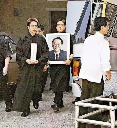 汤珈铖:被抑郁症折磨的富豪家族"黑狗",那些消失网络的日子