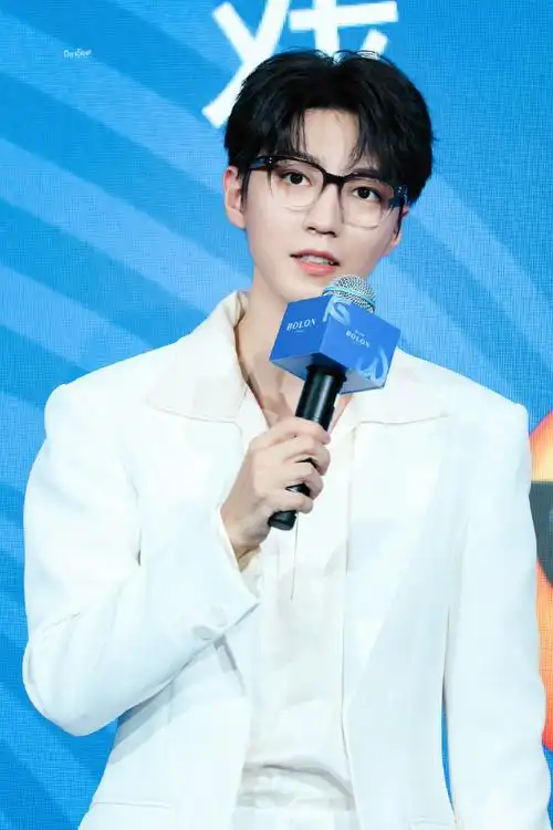 王俊凯深v白马王子##王俊凯出发活动造型#新鲜图又出啦,性感又帅气