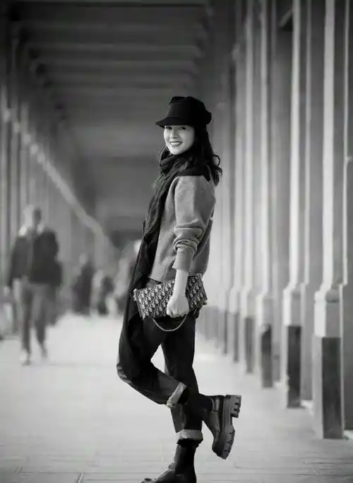 章子怡巴黎时装周遇冷,穿过季衣服排队进场,待遇被韩国爱豆碾压