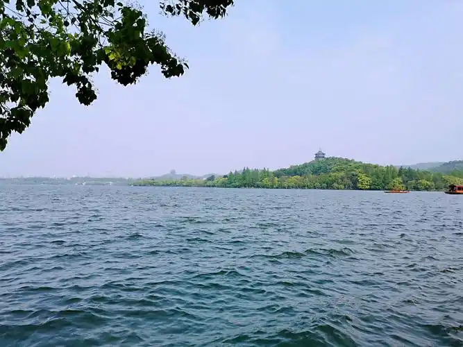 后人为了纪念苏东坡治理西湖命名为苏堤,沿堤建有映波,锁澜,望山,压堤