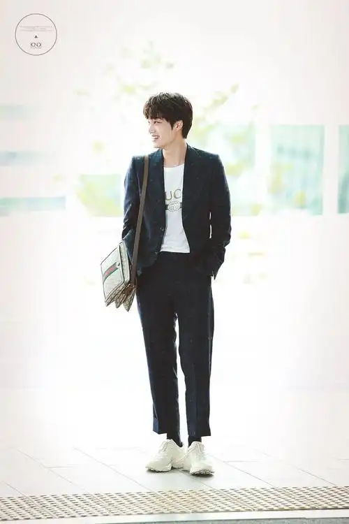 金钟仁更新巴黎打卡照,充电线形状抢镜,粉丝:这糟糕的注意力