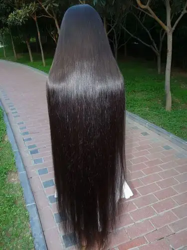 围观中剪下及地长发