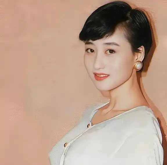 的她既年轻又漂亮,曾迷倒过一大批男粉丝,但是后来随着她嫁给李连杰后