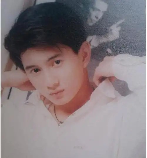 小时候的吴奇隆长着一双大眼睛