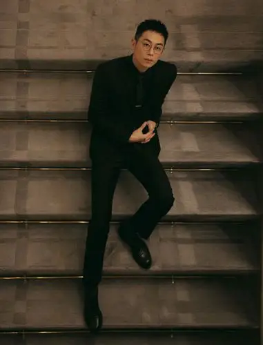 朱亚文黑色西装亮相活动新剧造型撞脸收纳盒反问我方吗