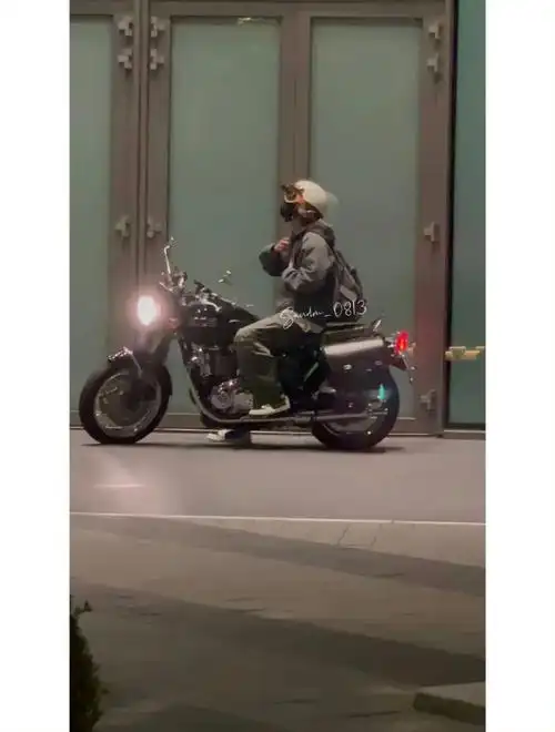 偶遇骑摩托的朴灿烈##偶遇骑摩托车上班的朴灿烈##exo是我们公司非常