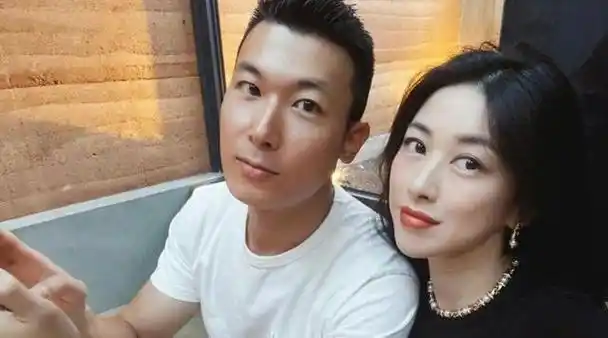 演员朱珠登上热搜,原因是朱珠在个人社交平台晒出现身hec开学典礼画面