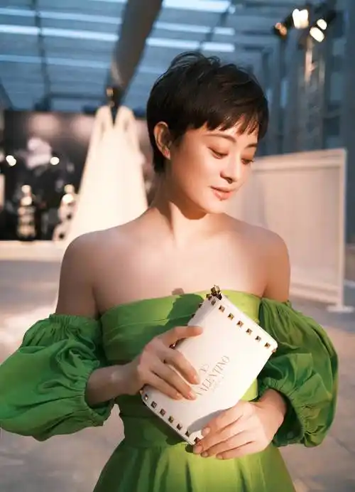 39的"娘娘"孙俪一身嫩绿色礼服依旧明艳似少女,让网友一秒梦回《甄嬛