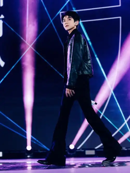 王源领奖照##王源皮衣侧拍