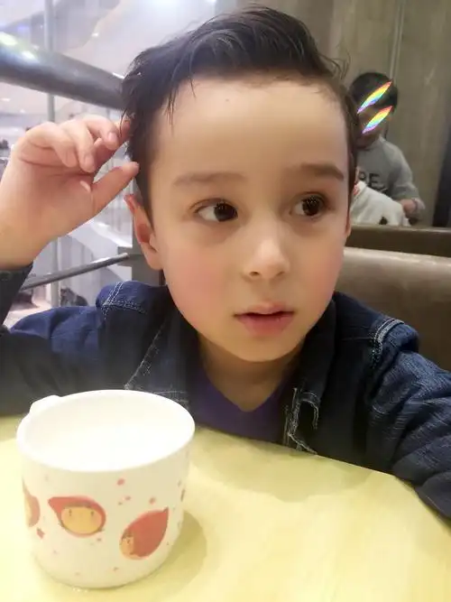 中美混血,较开朗,喜欢搞怪,平时自己喜欢唱歌跳舞比较随性