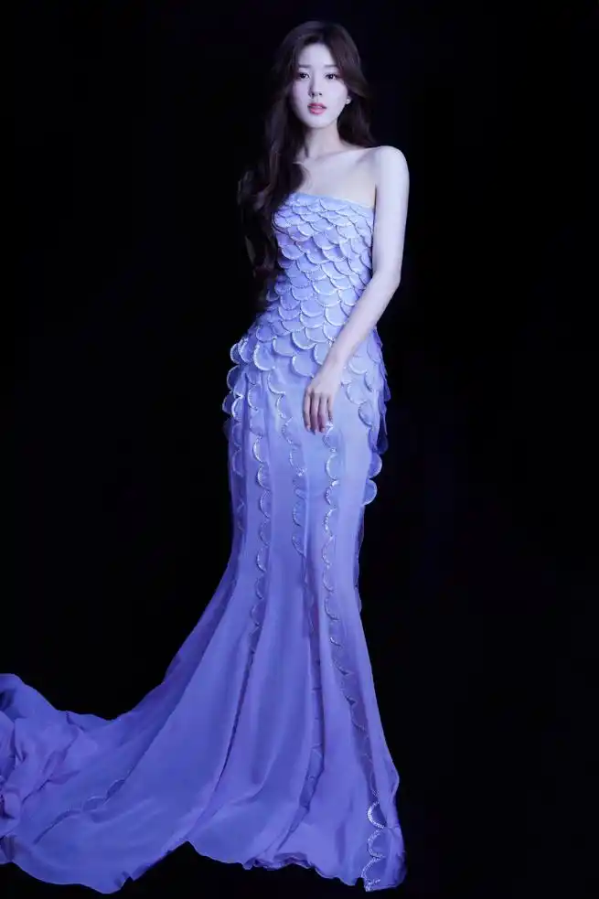 赵露思成为人鱼公主!紫色抹胸鱼尾裙引发热议!