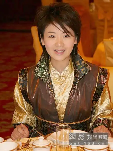 电视剧《情锁》关机 李佳璘变服务生招待记者