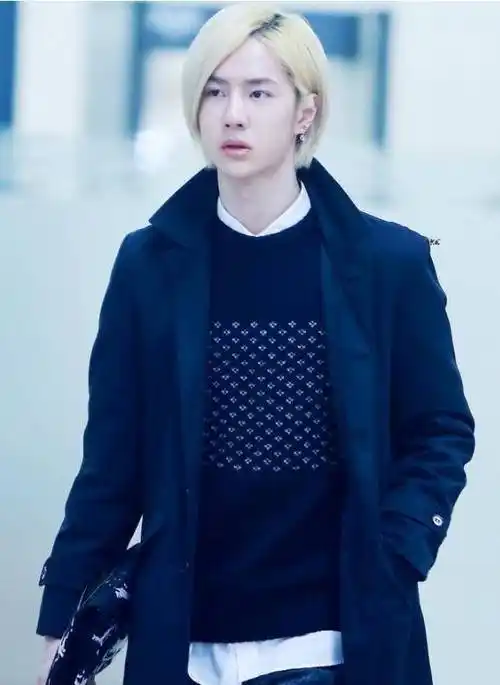 王一博长发剪短发新发型戴渔夫帽增添阳刚气质又有男人味