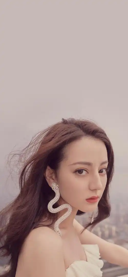 迪丽热巴白裙性感高清手机壁纸