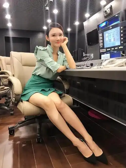 n木箱好文 的想法: 央视主持人龙洋,在后台的俏皮靓照  br>青春活力