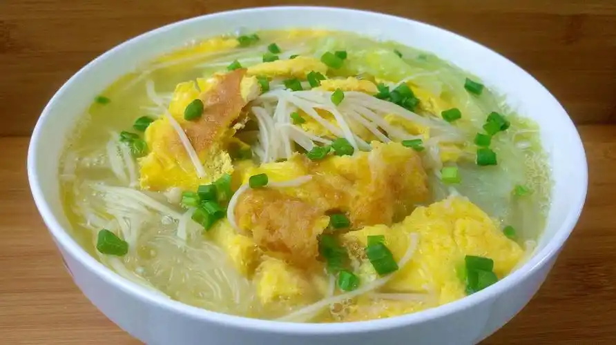 鸡蛋白菜粉丝汤做法简单,汤色奶白原汁原味,清淡不油腻