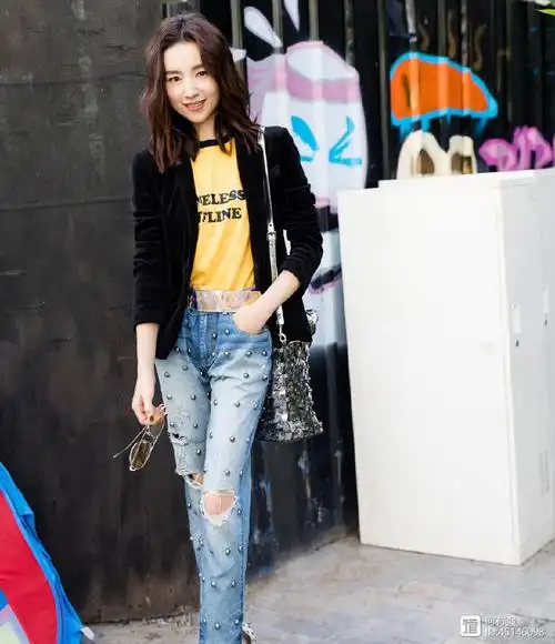 34岁董洁穿白t恤 牛仔裤亮相,直接嫩回少女样儿,网友:气质真好