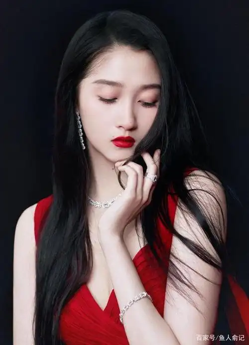 关晓彤一身红色深v高开叉长裙亮相白玉兰红毯,惊艳全场,身材太好了!