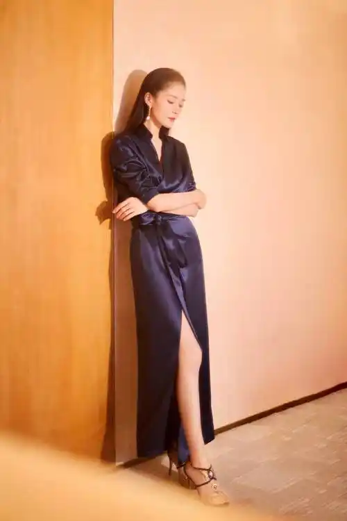 演《延禧攻略》她34岁登事业巅峰,穿v领开叉裙,优雅似女王_王媛可_系