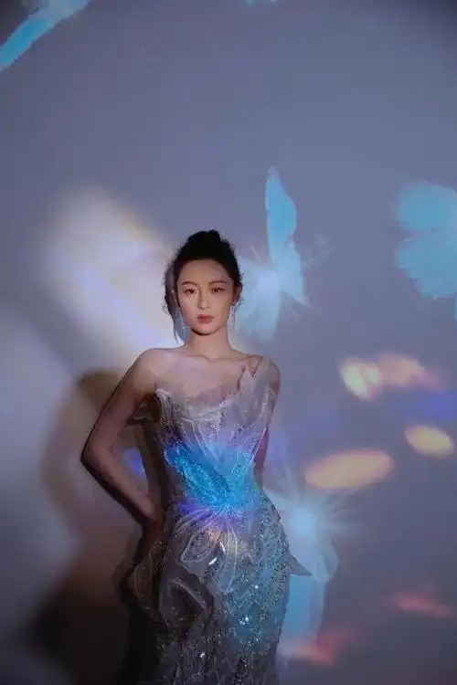 腾讯这夜,吴昕大胆,王子文妩媚,个个柳娇花媚,都不怕冷