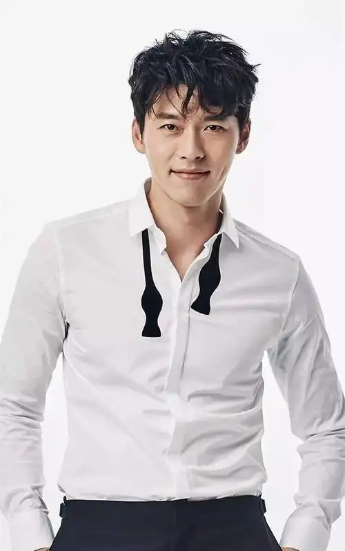 玄彬又帅了,白t恤配长大衣轻松穿出型男范!