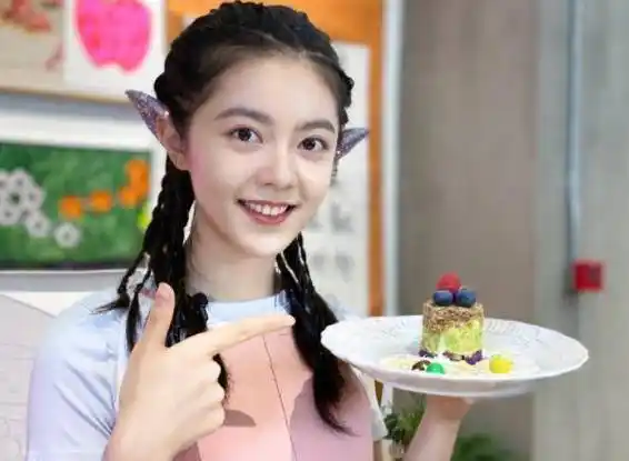 原创赵今麦晒日常一脸甜笑奶油肌亮眼看清化妆后的变化我酸了