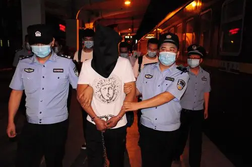 男子杀人后逃亡新疆26年从不吃陕西小吃,被抓时已认不出自己父母