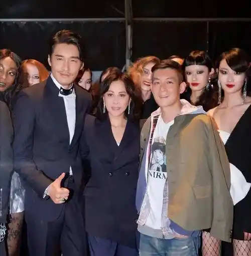 颜值担当的摄影师已经很有型了,但是遇到胡兵凭借自己的身高以及颜值