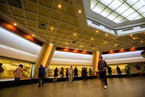 雷峰塔内部很现代化,有旧塔遗存和文物展示.