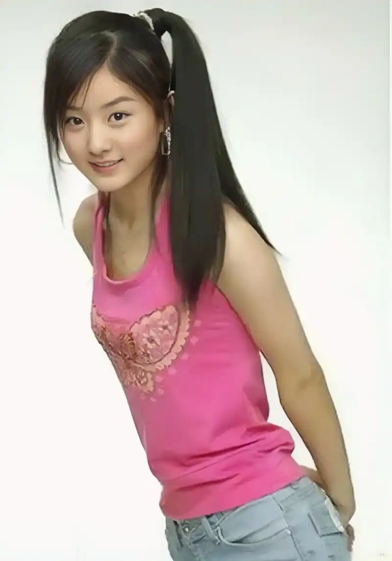 刚出道时的赵丽颖,面容青涩,眼神充满对未来的憧憬,演技虽略显稚嫩,但