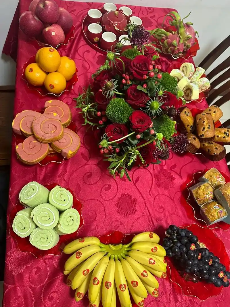 几个小时就要嫁人了,看到满屋贴的喜字,心里五味杂陈,是开心 ,是感谢