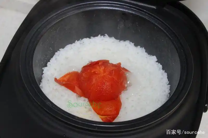 1个西红柿2个鸡蛋,放入电饭锅加一杯大米,焖一焖,太香了!