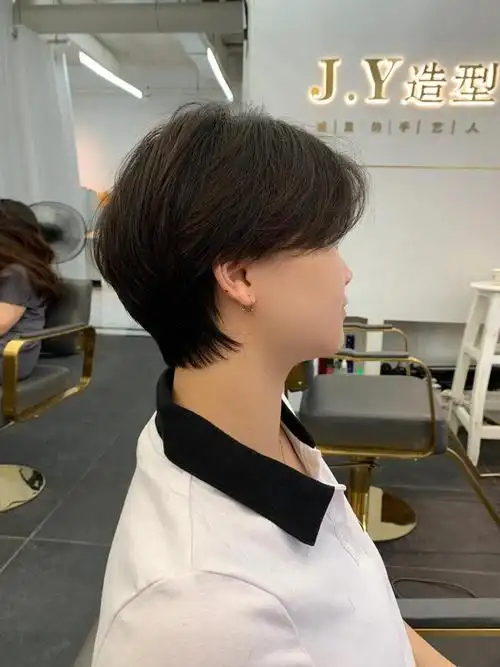 女士短发别乱剪,最火还是这三种,清爽自然真时尚|发型|碎发|蓬松短发