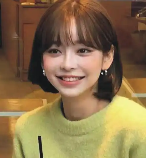 发量少大圆脸女生适合的发型有优雅的超短发发型,中分刘海儿短发发型