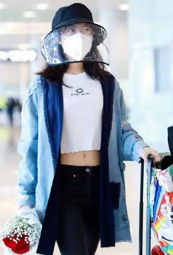 赵今麦穿紧身裤现身机场,生图下无意暴露真实腿围:确定17岁