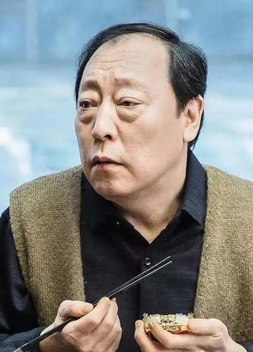 但是理想很丰满,现实很骨感,本以为成为话剧演员能够登台演出,大展